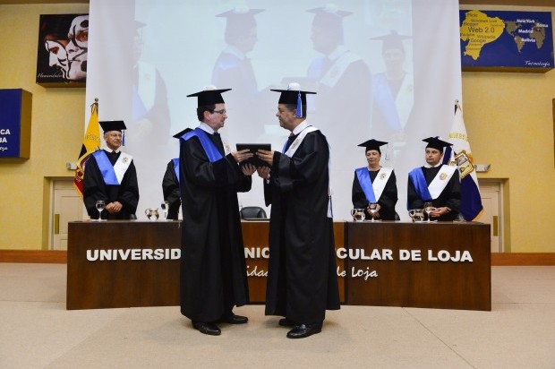 Leonel recibe Honoris Causa de Universidad de Ecuador