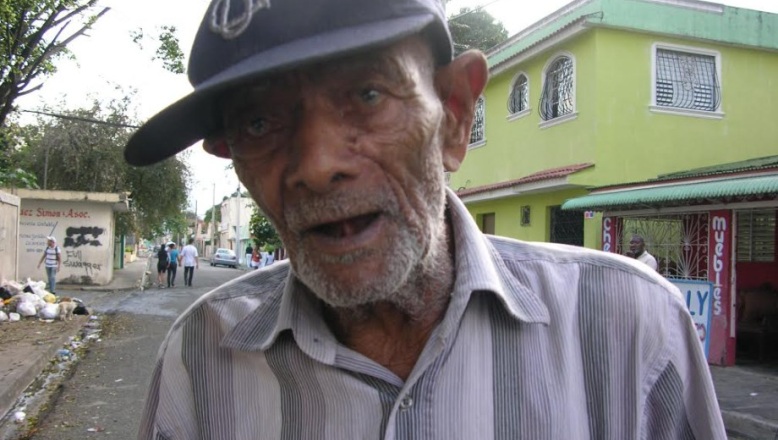 Anciano de 105 años pide pensión al presidente Medina