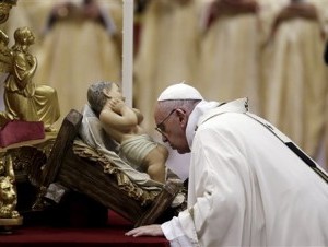 Papa contrasta nacimiento humilde de Jesús con los excesos