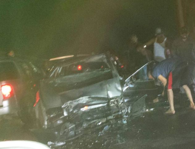 Choque de frente entre dos automóviles deja cuatro personas heridas de gravedad en Montellano