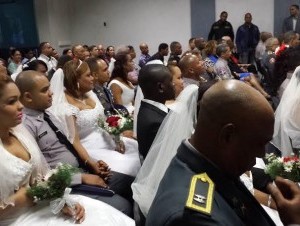 Policía realiza boda colectiva de 15 agentes