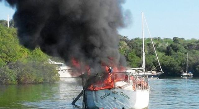 Incendio consume velero en bahía de Luperón