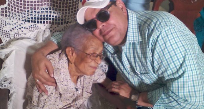 Fan de 99 años finalmente conoce a El Mayimbe, Fernando Villalona Fan de 99 años finalmente conoce a El Mayimbe, Fernando Villalona