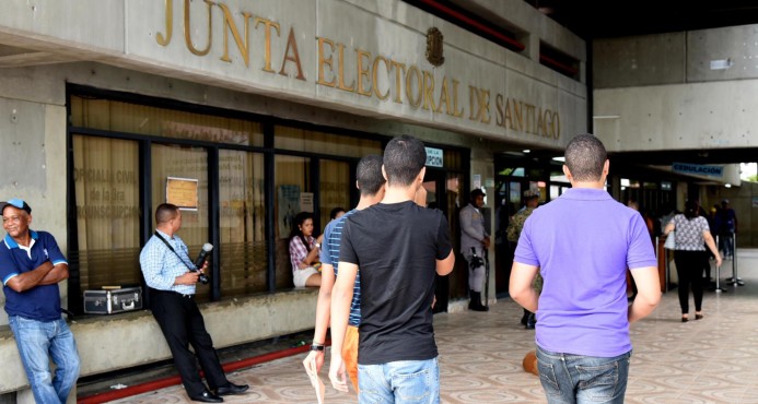 Junta Electoral de Santiago recibe materiales de votaciones