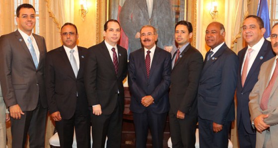 Medina promete a empresario de ACIS construir obras para desarrollo de Santiago Medina promete a empresario de ACIS construir obras para desarrollo de Santiago