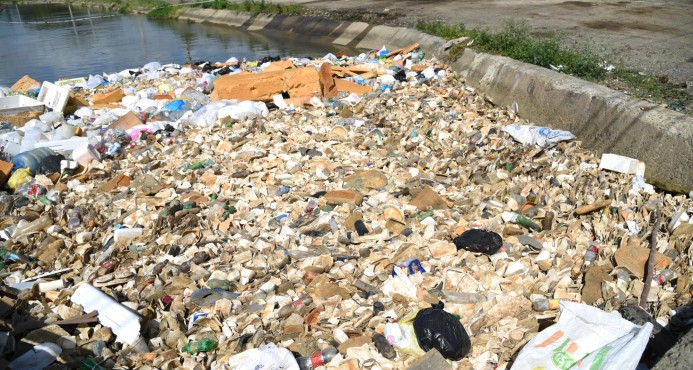 Canal de riego Ulises Francisco Espaillat continúa abarrotado de basura