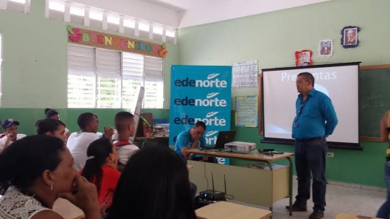 EDENORTE instruye estudiantes y sus padres sobre uso eficiente electricidad en escuela de Moca