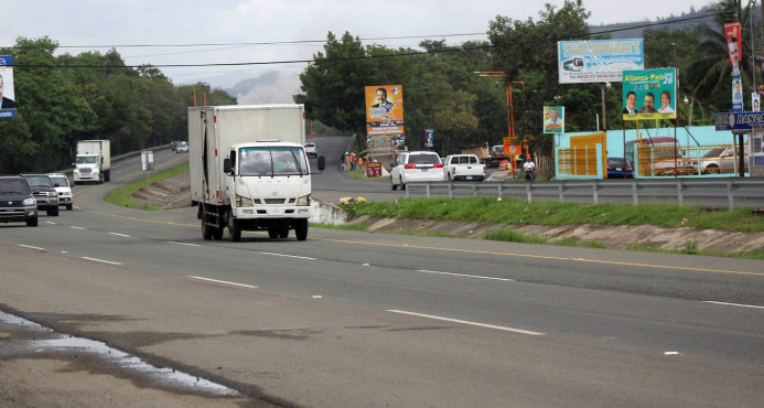 Tres personas mueren en accidente entre camiones en la autopista Duarte