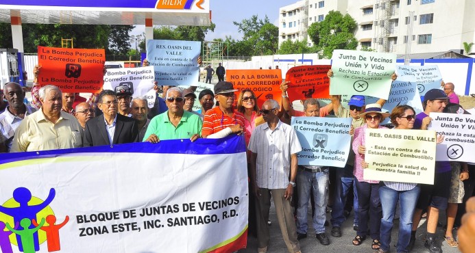 Moradores montan piquete contra estación de combustibles en Santiago