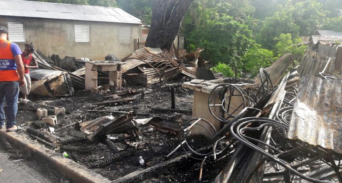Fuego reduce a cenizas cinco viviendas en un sector de Santiago