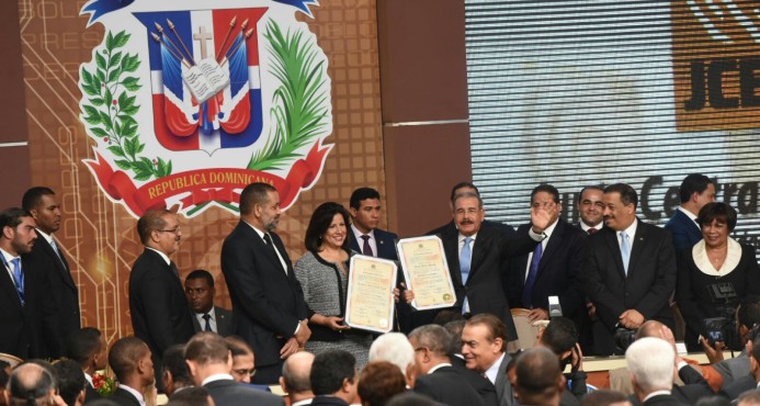 Danilo Medina se compromete a impulsar aprobación de la Ley de Partidos y la Ley Electoral