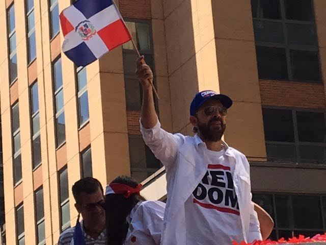 A ritmo de merengue Juan Luis Guerra encabezo con éxito el desfile Nacional Dominicano