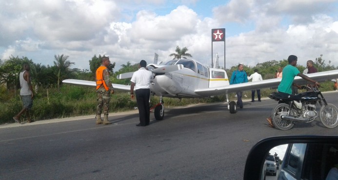 Avioneta que aterrizó en la carretera falló a los siete minutos del despegue; iba a Samaná