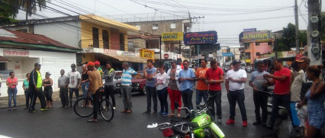 Vendedores de Gurabito se encadenan en rechazo desalojos de casetas