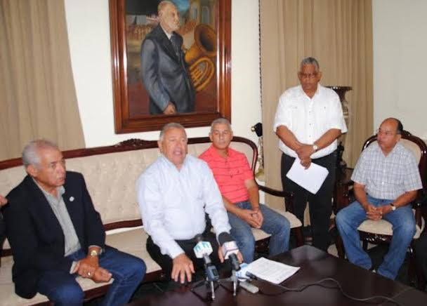 Gilberto Serulle fija posición sobre aumento sueldos regidores y  Alcalde de Santiago