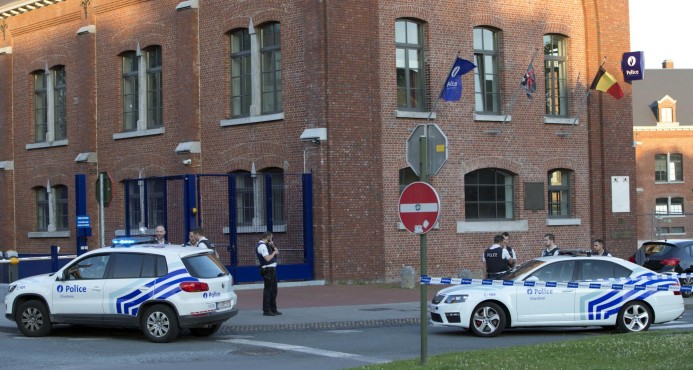 Atacante hiere a machetazos a mujeres policías en Bélgica