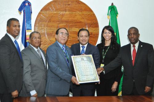 Cámara Diputados reconoce a UTESA Cámara Diputados reconoce a UTESA