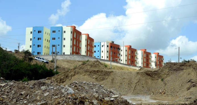 Comisión de Abel Martínez denuncia supuesta mafia en entrega de apartamentos en Santiago; Serulle lo niega Comisión de Abel Martínez denuncia supuesta mafia en entrega de apartamentos en Santiago; Serulle lo niega