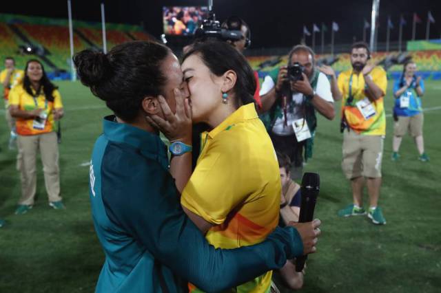 Dos atletas femeninas en Río de Janeiro salen del closet y se dan amor