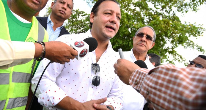 Alcalde de Santiago dice son temporales las suspensiones de ayuda a instituciones culturales