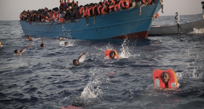 Rescatan 15 menores de edad y 29 adultos que trataban de llegar por el mar Mediterráneo a España