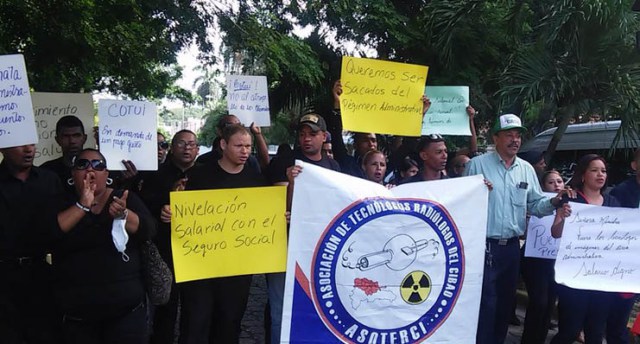 Radiólogos del Cibao marchan por aumento de salario