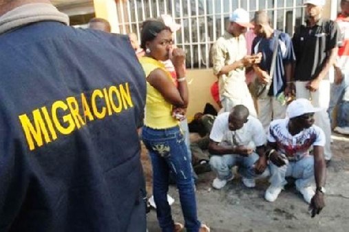 Haitianos indocumentados agreden a pedradas miembros de la Dirección General de Migración