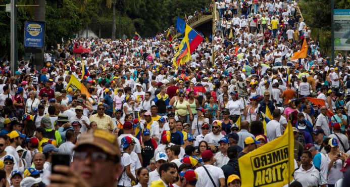Miles marchan en Venezuela en reclamo de referendo para revocar a Maduro