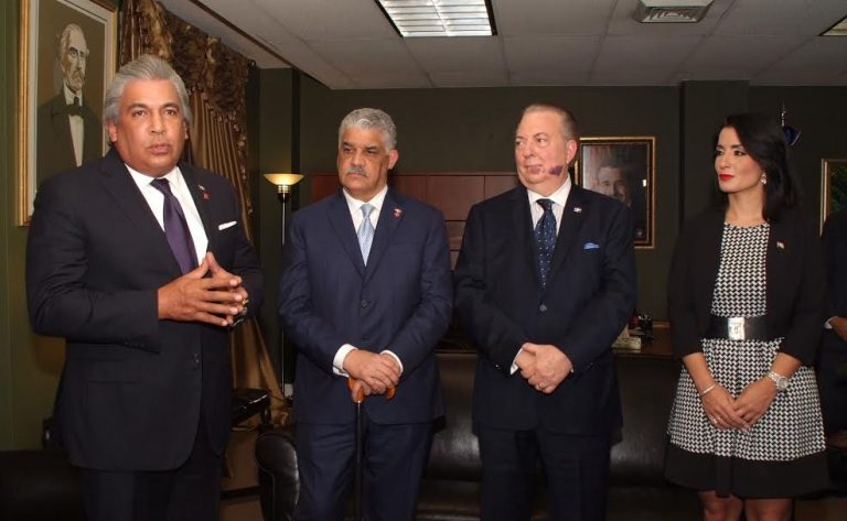 Canciller Vargas Maldonado posesiona al cónsul de RD en NY Carlos A. Castillo Almonte Canciller Vargas Maldonado posesiona al cónsul de RD en NY Carlos A. Castillo Almonte