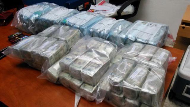 Apresan a un abogado que venía de Haití con 400 mil dólares y 29 paquetes de cocaína
