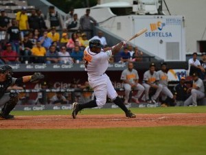 Los Gigantes derrotan 8-3 a las Águilas Los Gigantes derrotan 8-3 a las Águilas