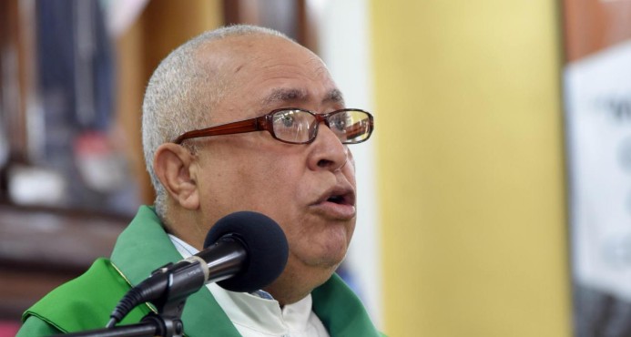 Sacerdote critica políticas sociales del Gobierno Sacerdote critica políticas sociales del Gobierno