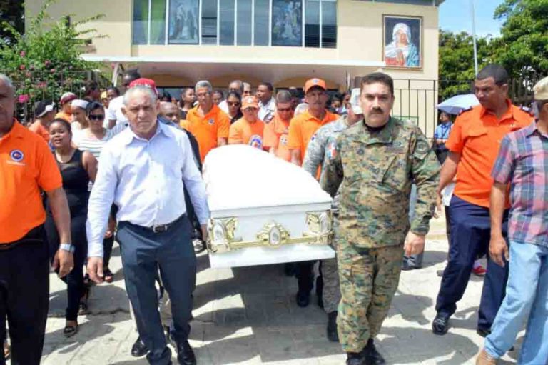 En medio de llanto Multitud entierra director Defensa Civil de Esperanza