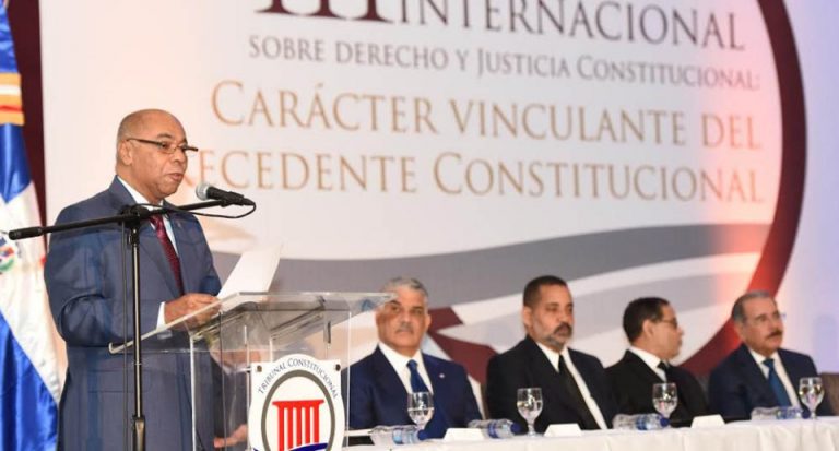 Danilo Medina ordena incluir enseñanza Constitución en las escuelas