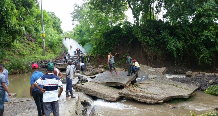 Veinte comunidades aisladas y un puente colapsado en Hato Mayor