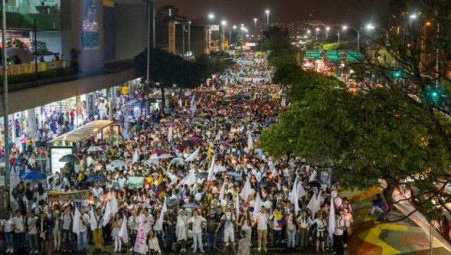 Miles de personas marchan en Medellín para decir “no volverán a la guerra”