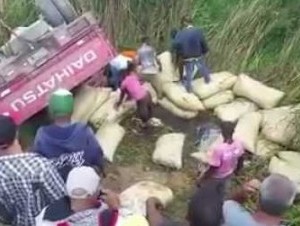 HOMBRE MUERE AL VOLCARSE CAMION CARGADO DE ARROZ HOMBRE MUERE AL VOLCARSE CAMION CARGADO DE ARROZ