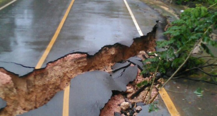 Se hunden tramos de dos carreteras en Samaná; hay varias localidades incomunicadas
