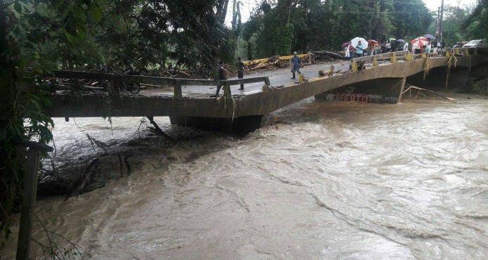 Colapso de puente de Jamao incomunica localidades en la provincia Espaillat