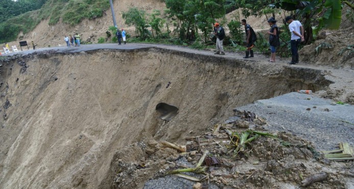 Rehabilitan paso en tramo de carretera Gregorio Luperón bloqueado por deslizamientos de tierra