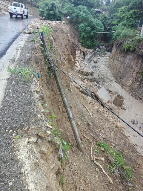 Inundaciones, caídas de postes y deslizamientos de tierra afectan servicio eléctrico comunidades del Cibao