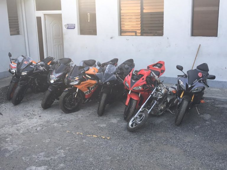 P.N. en Bani, desmantela fábrica clandestina de ensamblaje de motocicletas de alto cilindrajes