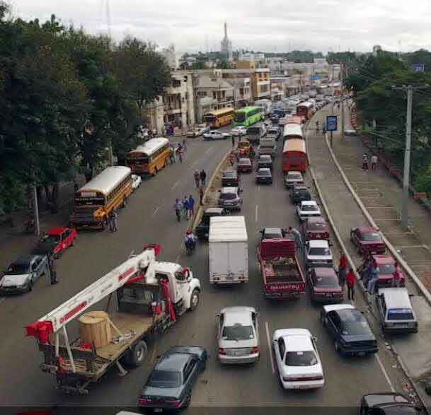 Choferes paralizan transporte en Santiago