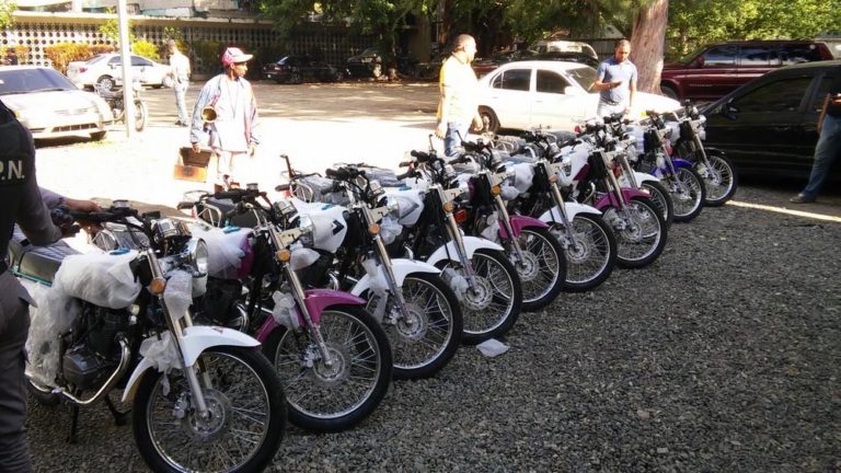 Empresa dona 10 motocicletas a la Policía para sus servicios
