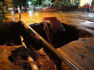 Carro cae en hoyo gigante que se abrió en calle de Santiago