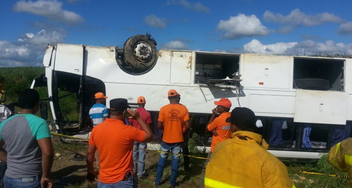 Dejan trece ingresados por accidente en la autopista del Coral