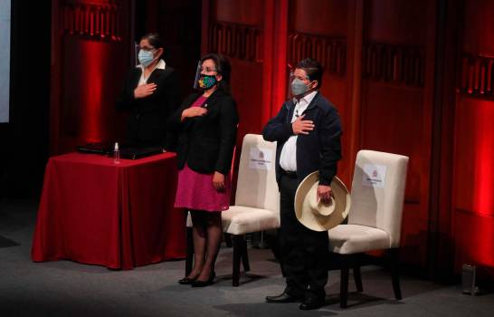 Castillo recibe las credenciales de presidente electo de Perú