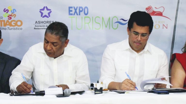 Ministro de Turismo firma acuerdo por 250 millones de pesos con el Clúster Santiago Destino Turístico