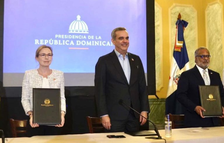 Dominicana y Canadá firman acuerdo de cielos abiertos