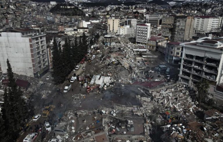 Cifra de muertos  en Turquia y Siria supera los 15,000
